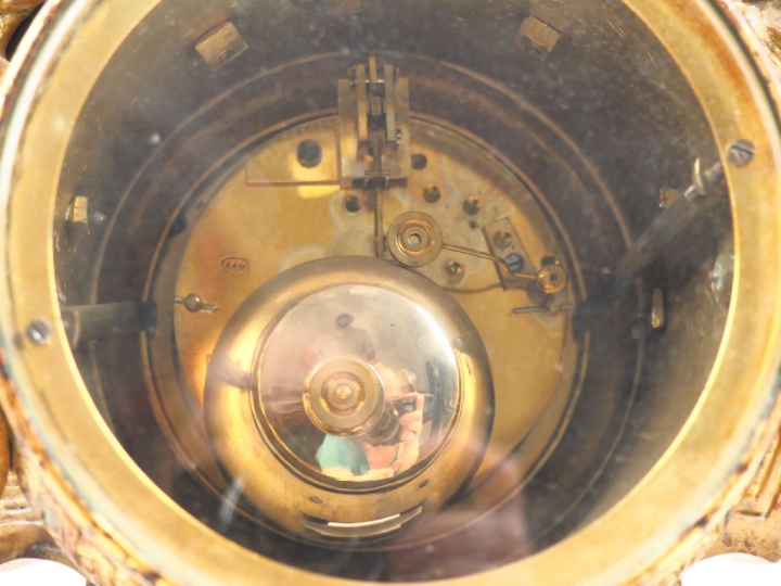 Pendule de cheminée Napoléon III en bronze à décor de femme ailée, de 