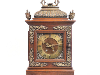 Vente aux enchères Cartel de style Louis XIV en bois et métal. Dim. 48 x 27 x 14 cm