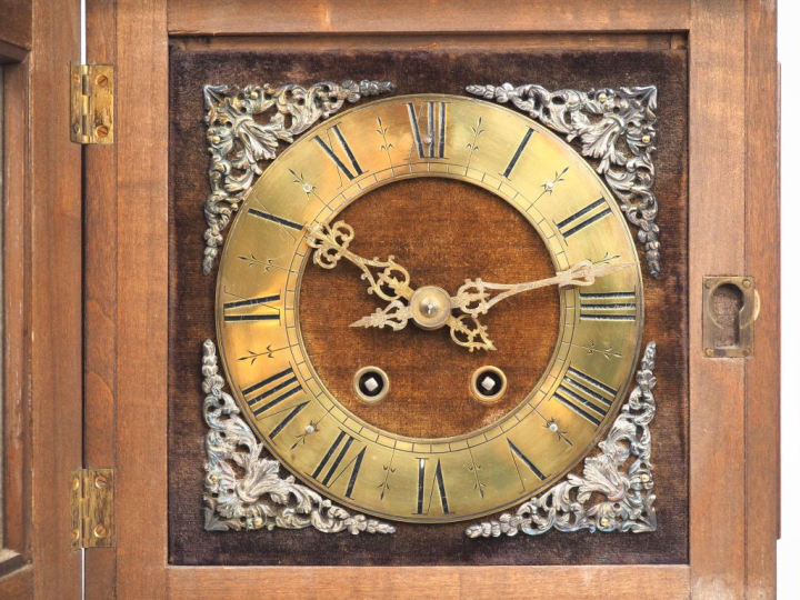 Cartel de style Louis XIV en bois et métal. Dim. 48 x 27 x 14 cm