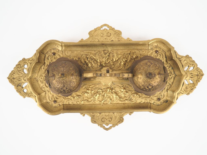 Encrier Napoléon III en bronze à décor d'amours et de feuillage.  Dim.