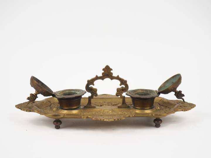 Encrier Napoléon III en bronze à décor d'amours et de feuillage.  Dim.