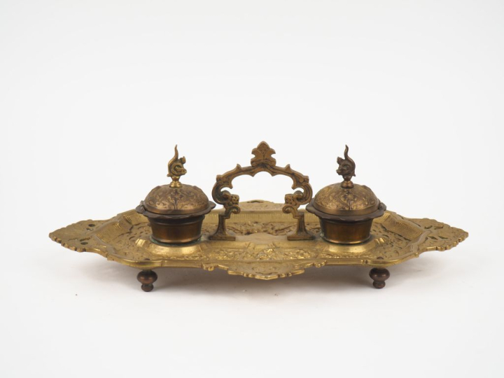 Encrier Napoléon III en bronze à décor d'amours et de feuillage.  Dim.