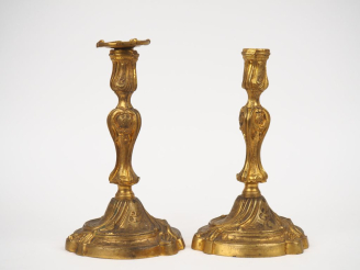 Vente aux enchères Paire de bougeoirs Louis XV en bronze doré, à décor gravé de rocailles