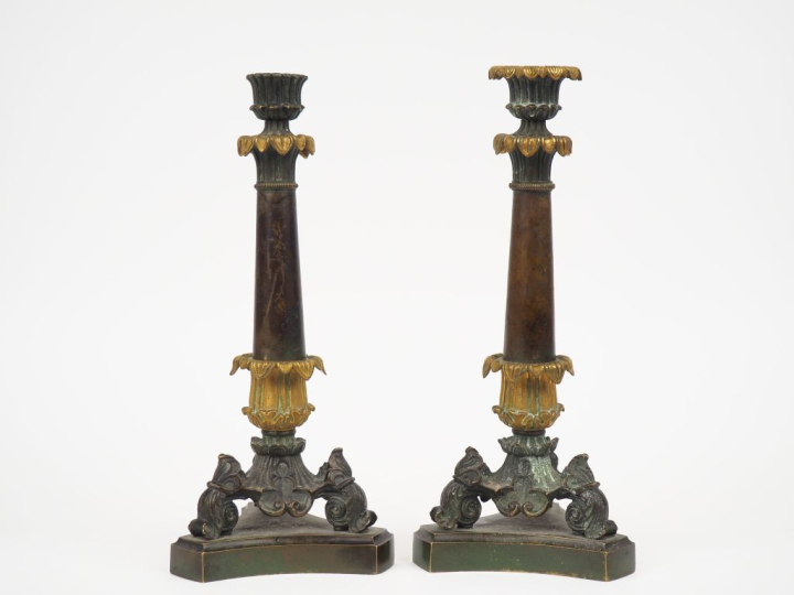 Paire de bougeoirs Restauration en bronze patiné et doré, à décor de f