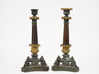 Vente aux enchères Paire de bougeoirs Restauration en bronze patiné et doré, à décor de f