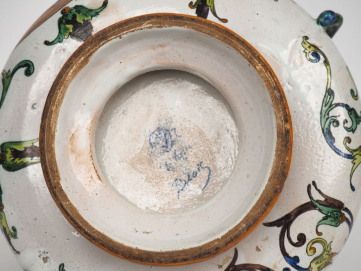 Ulysse BALON. Vase à anses en faience polychrome de Blois, décor de st