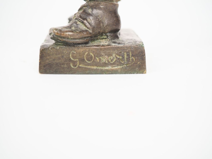 OMERTH.  "le buveur à la régalade" Sujet en bronze à patine brune  Sig