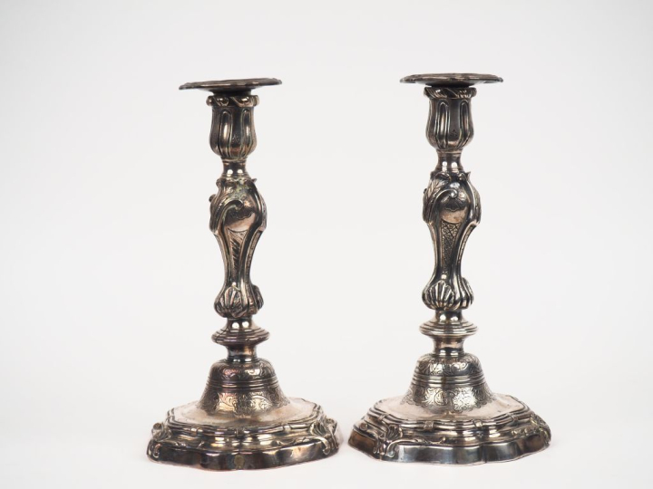 Paire de bougeoirs Louis XV en bronze argenté, à décor de feuillage, d