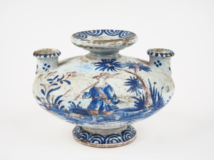 Vase XIXème en faience de Nevers, décor bleu et manganèse de paysan ch