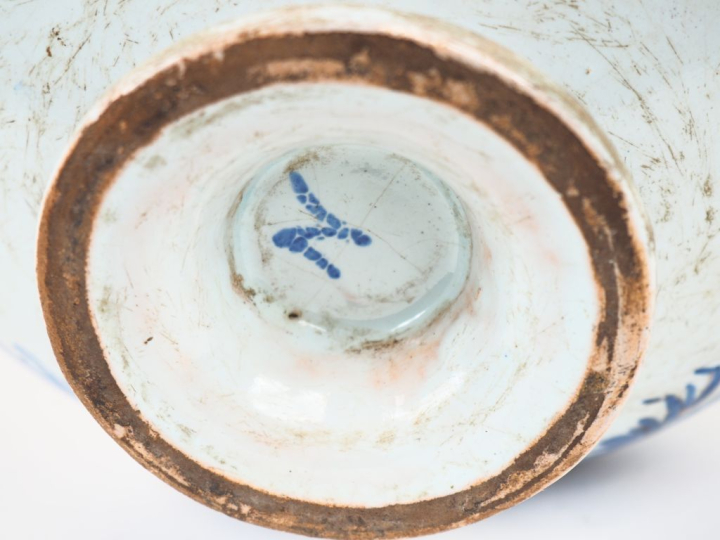 Vase XIXème en faience de Nevers, décor bleu et manganèse de paysan ch