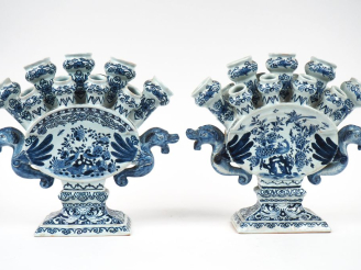 Vente aux enchères Paire de vases porte tulipes XIXème en faience de Delft, décor en cama