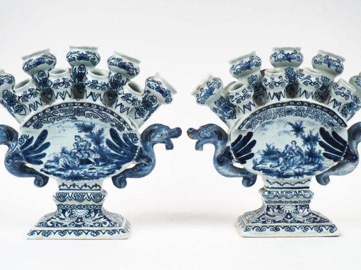 Paire de vases porte tulipes XIXème en faience de Delft, décor en cama