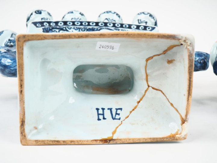 Paire de vases porte tulipes XIXème en faience de Delft, décor en cama