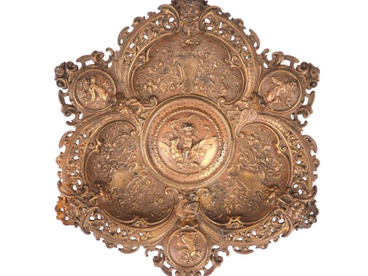 Coupe polylobée Napoléon III en métal de style Renaissance à décor dan