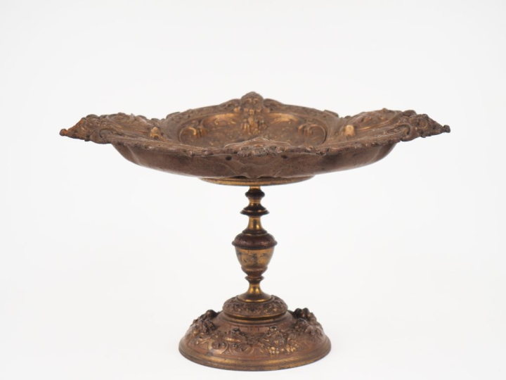 Coupe polylobée Napoléon III en métal de style Renaissance à décor dan