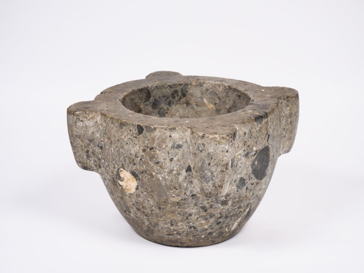 Mortier en marbre gris.  Dim. 23  x 39 cm