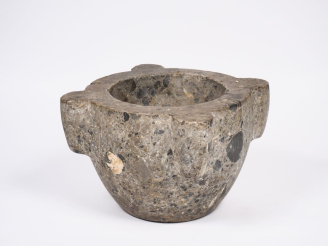 Vente aux enchères Mortier en marbre gris.  Dim. 23  x 39 cm