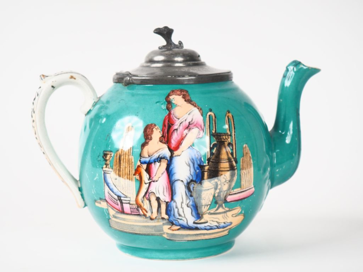 Théière 1900 en céramique de Minton à décor de personnage et de vase à