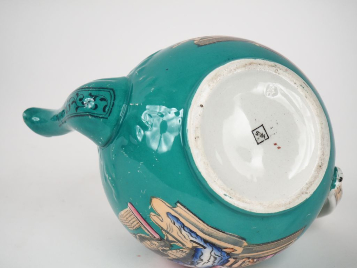 Théière 1900 en céramique de Minton à décor de personnage et de vase à