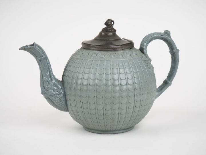 Théière 1900 en céramique de Wegwood de couleur céladon à décor de pia