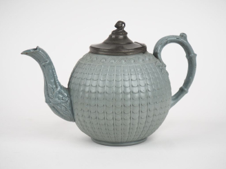 Vente aux enchères Théière 1900 en céramique de Wegwood de couleur céladon à décor de pia