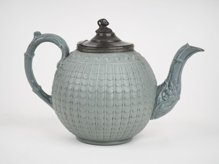 Théière 1900 en céramique de Wegwood de couleur céladon à décor de pia