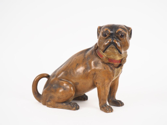 Vente aux enchères Grand sujet pot à tabac en terre cuite polychrome en forme de carlin. 