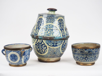 Vente aux enchères Pot couvert en faience du Maroc, décor en camaieu bleu  (mauvais état)