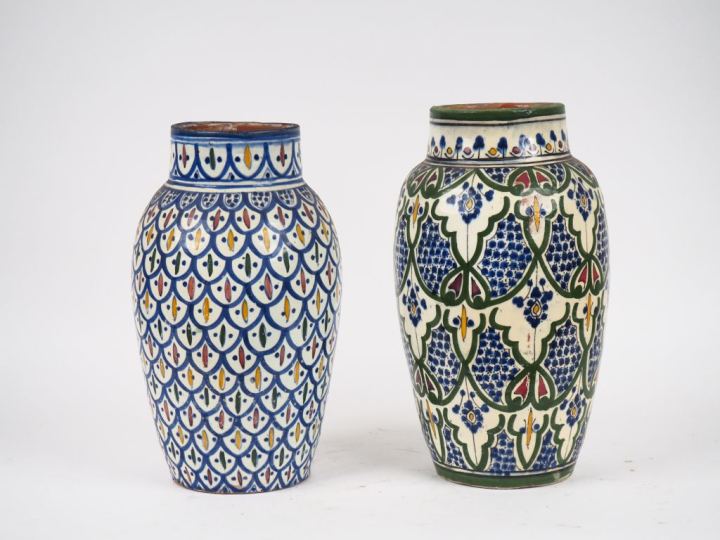 2 vases ovoides en faience polychrome du Maroc.  H. 38 cm - 35 cm