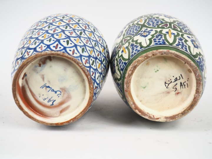 2 vases ovoides en faience polychrome du Maroc.  H. 38 cm - 35 cm