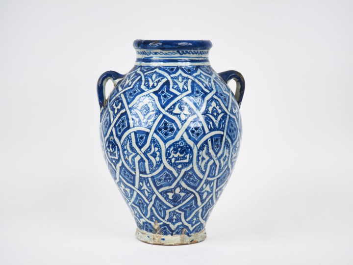 Vase à anses en faience du Maroc, décor en camaieu bleu. H. 36 cm  (qu