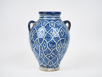 Vente aux enchères Vase à anses en faience du Maroc, décor en camaieu bleu. H. 36 cm  (qu