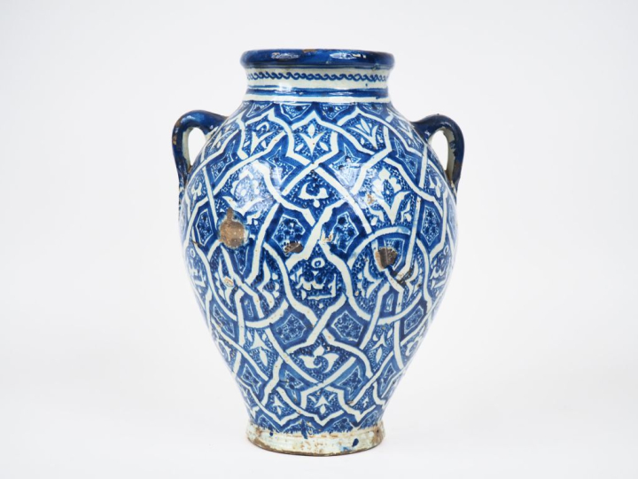 Vase à anses en faience du Maroc, décor en camaieu bleu. H. 36 cm  (qu