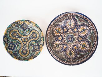 Vente aux enchères Plat en faience marocaine polychrome Signé Diam. 38,5 cm (petites égre