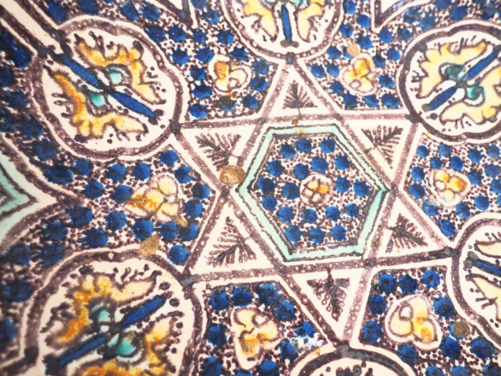 Plat en faience marocaine polychrome Signé Diam. 38,5 cm (petites égre
