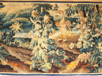 Vente aux enchères Fragment de tapisserie d'Aubusson XVIIème. "verdure" Dim. 123 x 188 cm