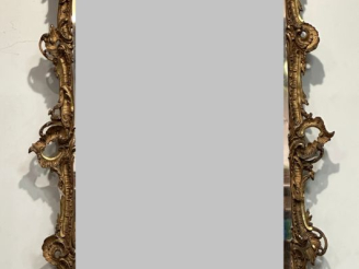 Vente aux enchères Glace de style Rocaille en bois et stuc doré ajouré. Dim. 150 x 85 cm 