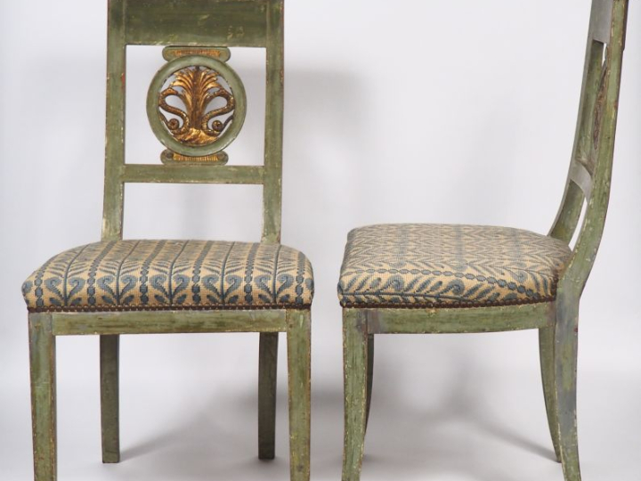 Suite de cinq chaises Directoire en bois laqué vert, dossier ajouré, à