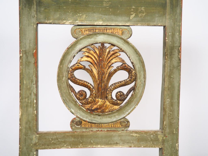 Suite de cinq chaises Directoire en bois laqué vert, dossier ajouré, à