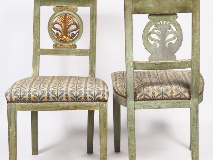 Suite de cinq chaises Directoire en bois laqué vert, dossier ajouré, à
