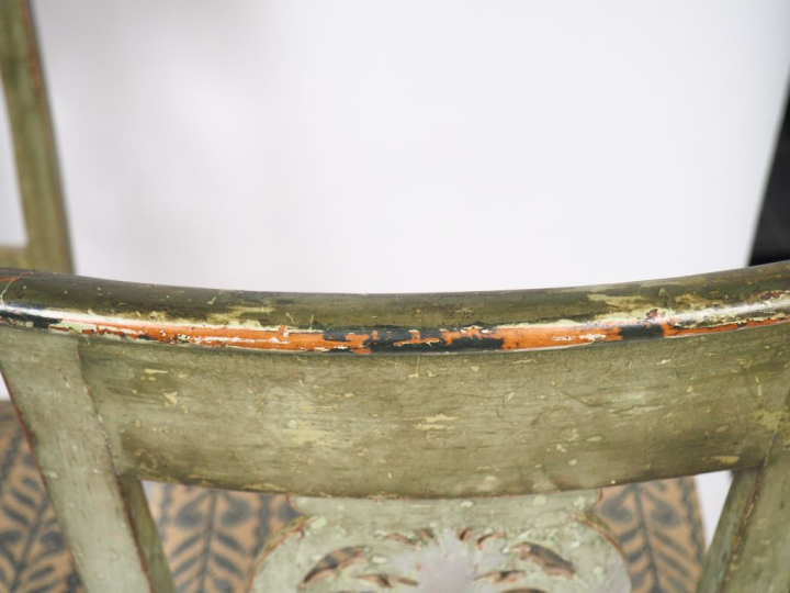 Suite de cinq chaises Directoire en bois laqué vert, dossier ajouré, à