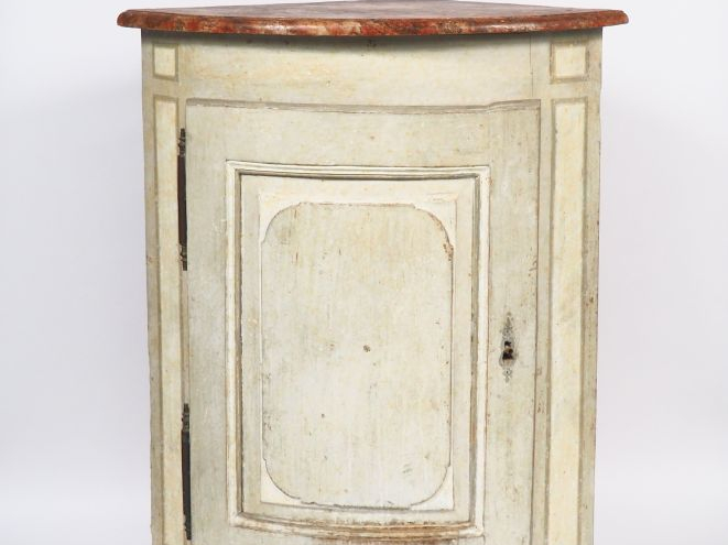 Paire d'encoignures Directoire en bois laqué gris, plateau peint en fa