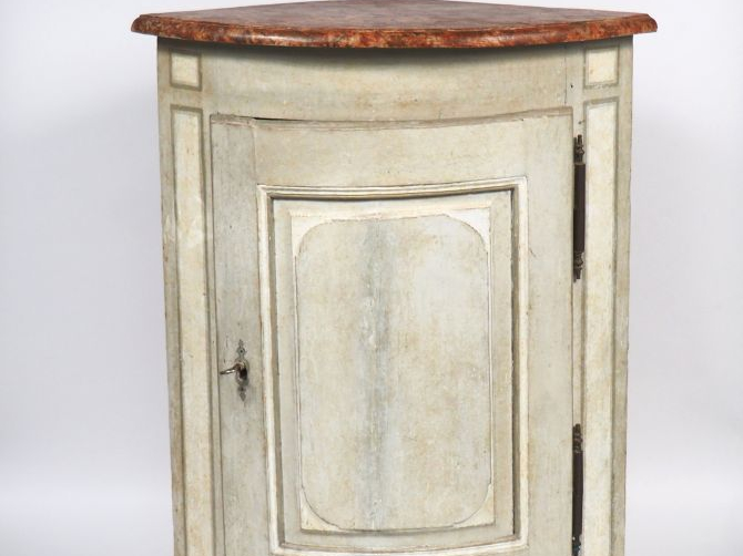 Paire d'encoignures Directoire en bois laqué gris, plateau peint en fa