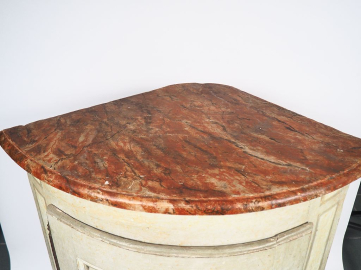 Paire d'encoignures Directoire en bois laqué gris, plateau peint en fa