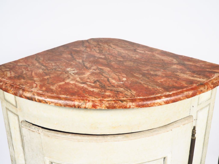 Paire d'encoignures Directoire en bois laqué gris, plateau peint en fa