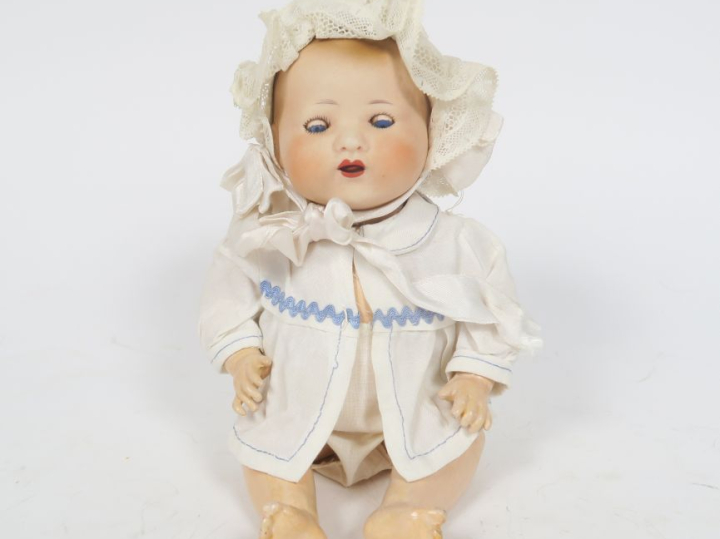 Bambino tête porcelaine marquée 3 les yeux sont bleus basculants, la b