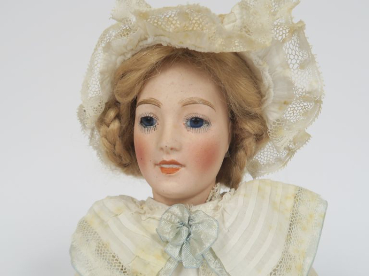 Masson poupée à tête porcelaine marquée Lorraine 0 les yeux sont en ve