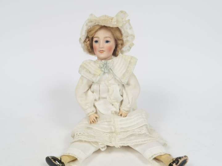 Masson poupée à tête porcelaine marquée Lorraine 0 les yeux sont en ve