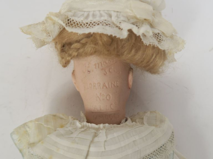 Masson poupée à tête porcelaine marquée Lorraine 0 les yeux sont en ve