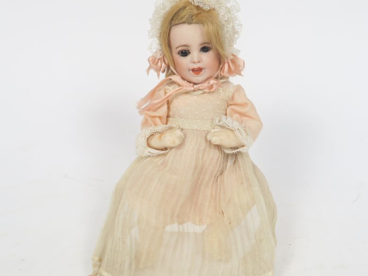 	Bébé 236 SFBJ T0 vêtements anciens tête porcelaine corps composition 